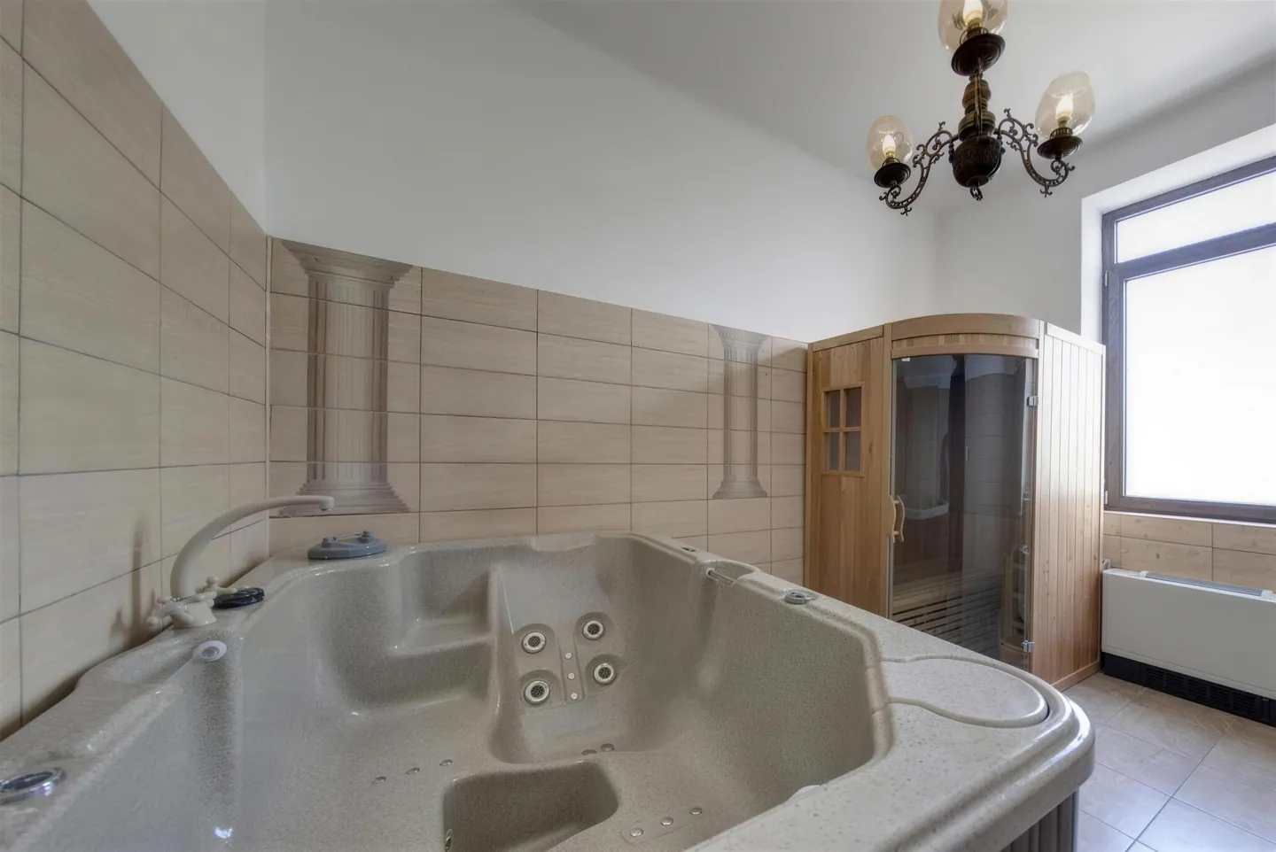 Jacuzzi-ul din spa-ul hotelului