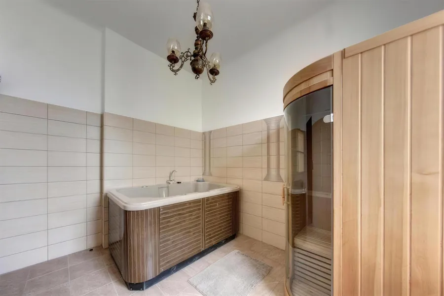Sauna din lemn și cada cu hidromasaj din spa