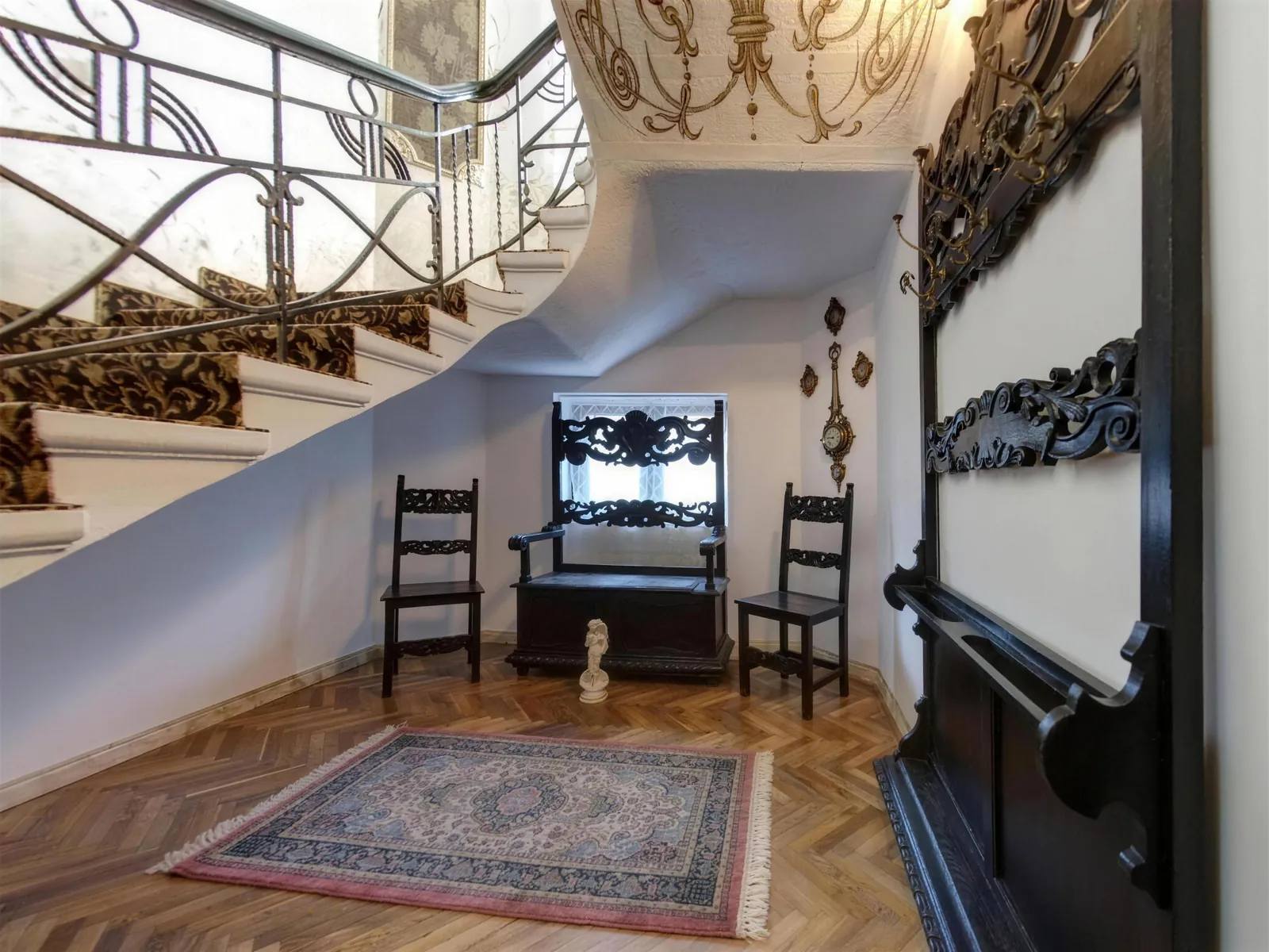 Scara interioară a vilei, cu balustradă din fier forjat